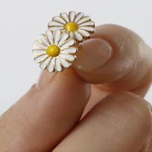 Silver Daisy Earrings